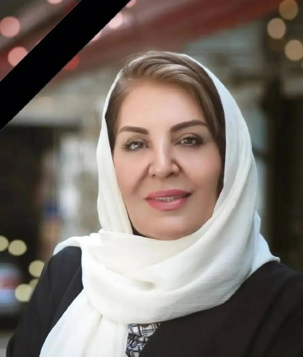 نگاهی به میز عزای زهره حمیدی در خانه‌اش در تهران با چیدمان شمعدان مسی، حلوا و عکس آتلیه خانم بازیگر+ویدیو/ روحش شاد و مسیرش پُر نور