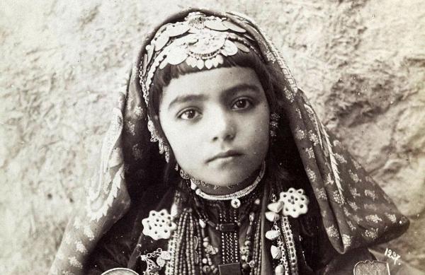 سفر به عصر قاجار؛ از «زن خَرسوار» تا «مرد آتشخوار»