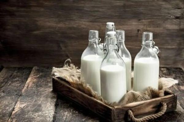   اشتباه رایج قبل از خواب: شیر گرم بنوشیم یا سرد؟ 