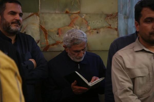 حضور سردار قاآنی بر سر مزار سرلشکر شهید ایزدی