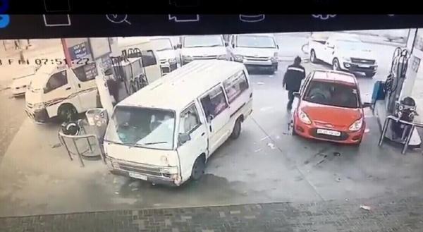 لحظه آتش گرفتن مینی‌بوس پر از مسافر در پمپ بنزین/ دیدین مسافرها با چه سرعتی خودشون رو از پنجره بیرون انداختن!