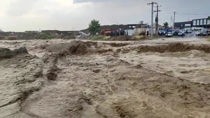 شدت سیلاب در جاده‌ای از مشهد + ویدئو