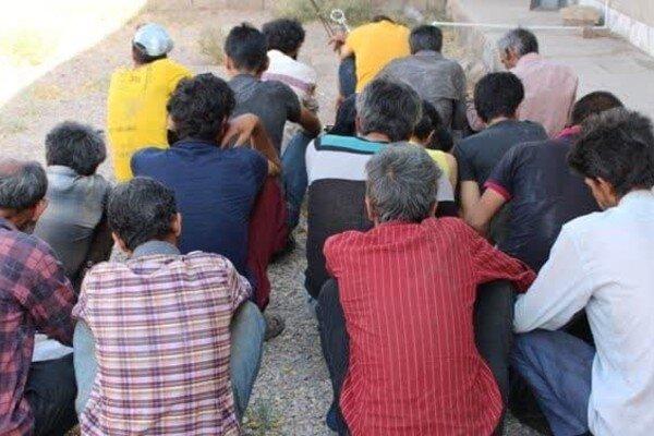 خروج تعدادی از معتادان از یک کمپ ترک اعتیاد در شرق تهران