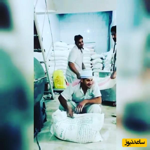 خلاقیت خنده دار شاطر مشهدی با دندان هایش برای حمل کیسه آرد حماسه آفرید/ هنر نزد ایرانیان است و بس!🤣
