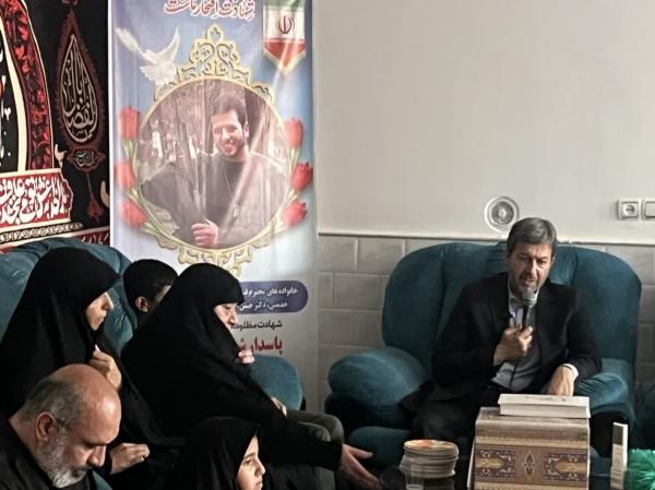 دیدار استاندار اصفهان با خانواده شهید حملات اخیر رژیم صهیونیستی در آرانوبیدگل