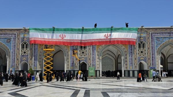 نصب پرچم ایران در حرم امام رضا(ع)