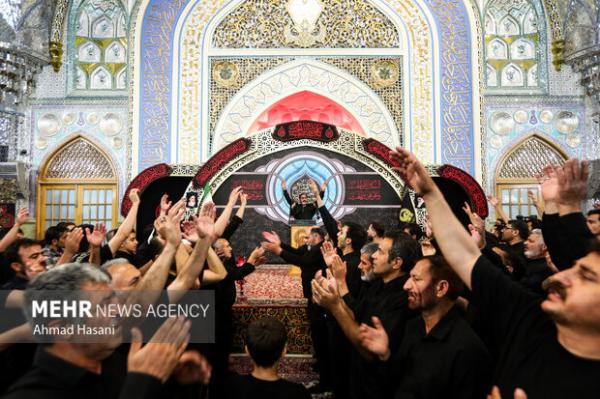 مراسم سینه زنی شب تاسوعا در رواق امام خمینی حرم امام رضا(ع)