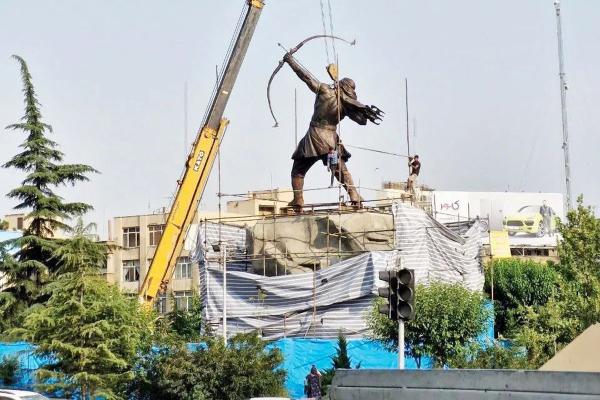   تحلیل روزنامه شرق از نصب نماد آرش کمانگیر 