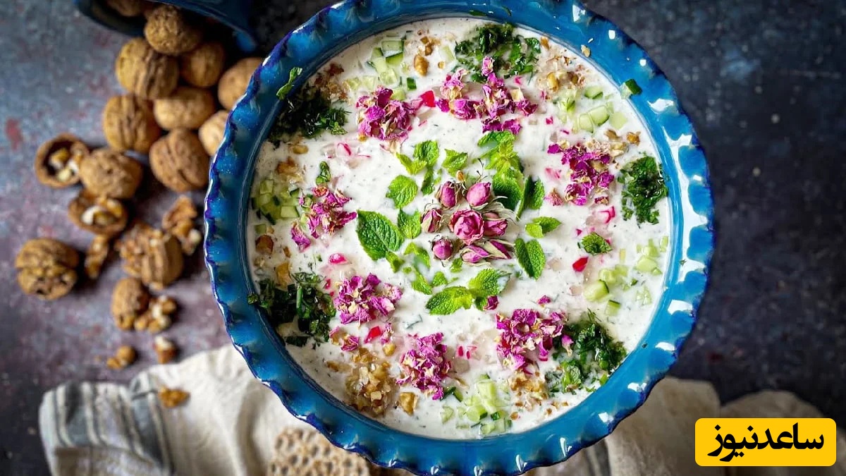 طرز تهیه آبدوغ خیار خوشمزه و لذیذ به روش سنتی/ تزیین شیک آبدوغ خیار توسط مینا مختاری برای مهمون های خاصش با نعنا و تربچه و کشمش