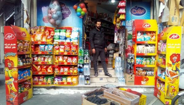 خلاقیت خنده دار شاگرد بقال برای راحت خوابیدن سرظهریِ در گرمای تابستان+عکس/ حال خوش‌ تو رو خریدارم😂