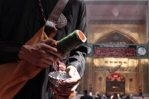 عکس/ نذر آب جوان بغدادی در حرم حضرت عباس(ع)