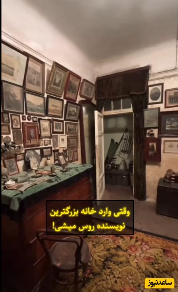 نگاهی به اتاق خواب بزرگترین نویسنده روسی که تا پای اعدام رفت و لبه مرگ بخشیده شد / صحنه نوستالژی پر از آثار هنری روی دیوار + ویدئو