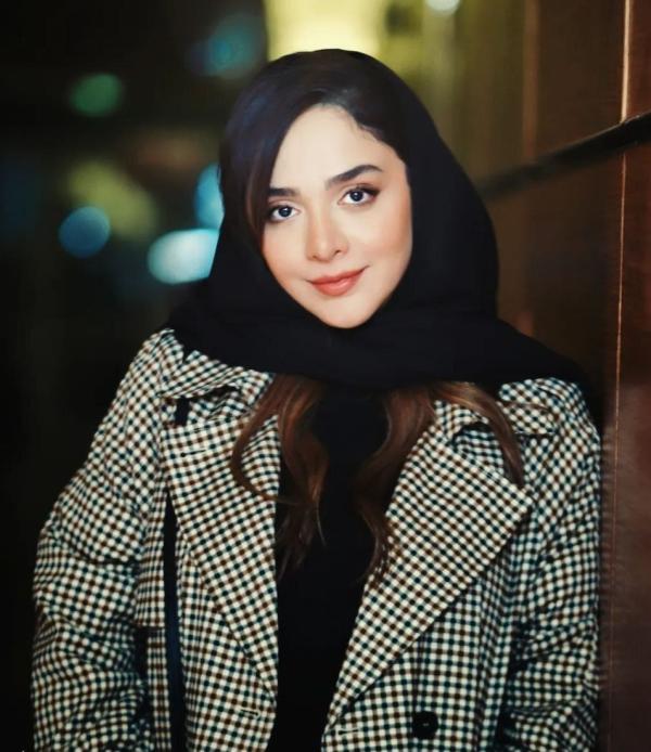 استایل سرتاپا مشکی و شیک المیرا دهقانی و دوستانش/ انگاری از مراسم ختم دارن میان