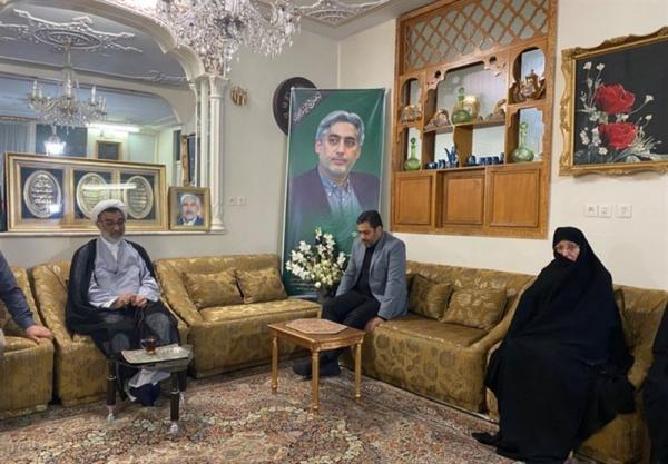  دیدار دبیر شورایعالی انقلاب فرهنگی با خانواده شهید فقهی 