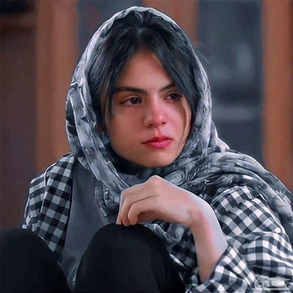 یادی کنیم از ژست میثم و مائده زخم کاری کنار کشتی یونانی در کیش با لباس عرب