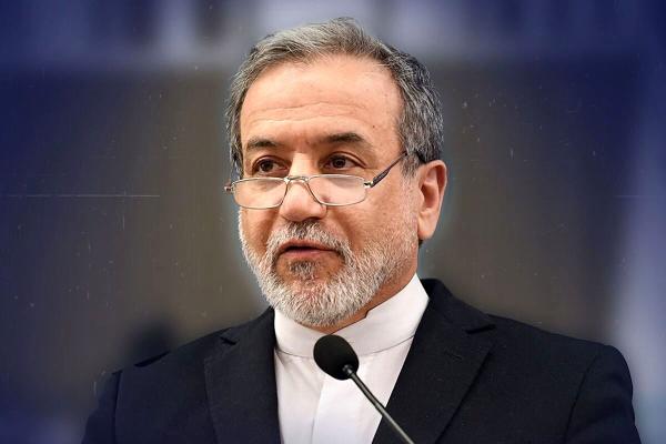 حرکت عراقچی در جلوی کامیون حامل پیکر شهدا