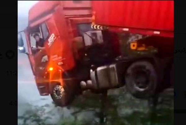 نجات معجزهآسای راننده تریلی در آخرین لحظات!