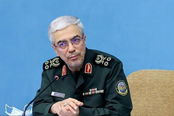سوال بزرگ درباره سنگ مزار شهید باقری / چرا فامیلی دختر سردار با پدرش متفاوت است؟