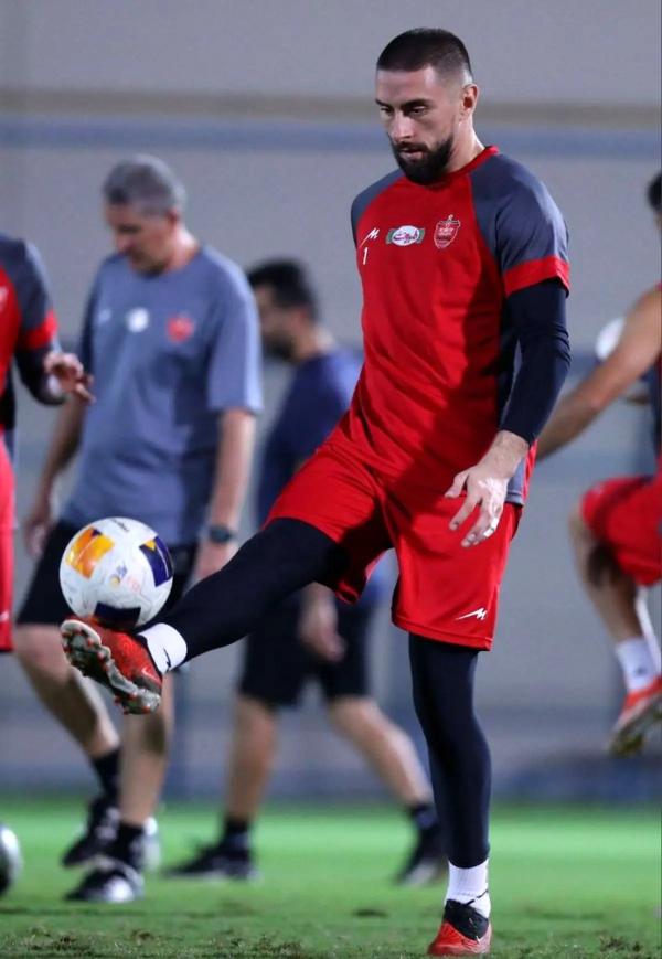   گلر الجزایری پرسپولیس در کنار مردم ایران 