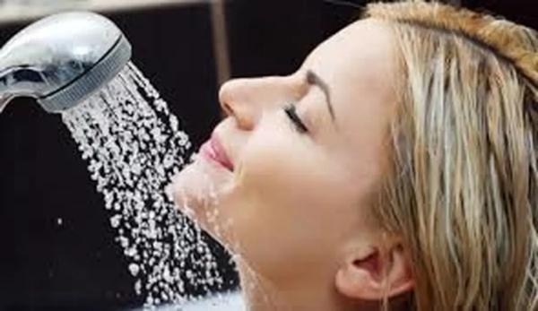   چرا موهایتان یک روز بعد از دوش گرفتن چرب می‌شوند؟ 
