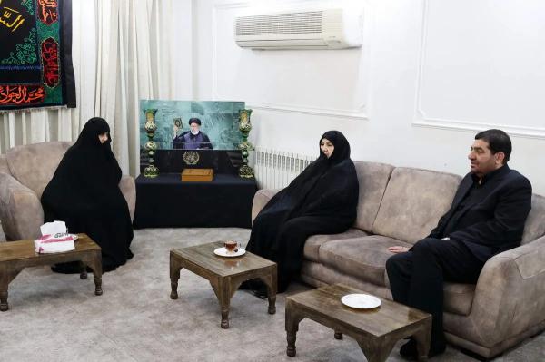مروری بر میز عزای سراسر مشکی با شمعدان سبز رنگ کنج خانه رئیسجمهور شهید در میزبانی جمیله علمالهدی از دختر شهید سیدحسن نصرالله +عکس