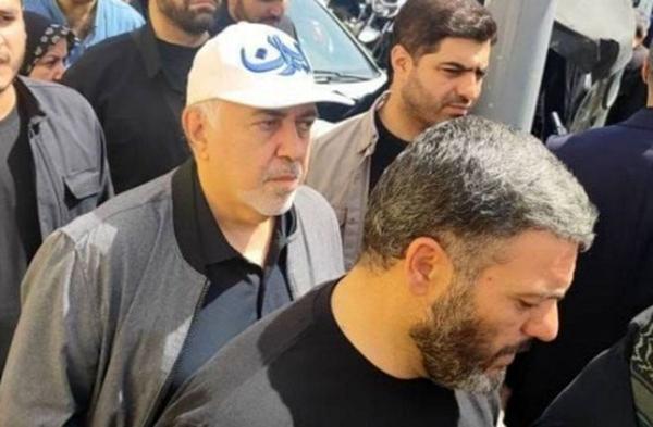   ظربف با کلاه ایران در مراسم بدرقه شهدای جنگ 