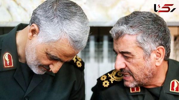  عکس / سفر به تاریخ ؛ بوسۀ «سردار سلیمانی» بر پیشانی «سردار عزیز جعفری»؛ سال 1392 