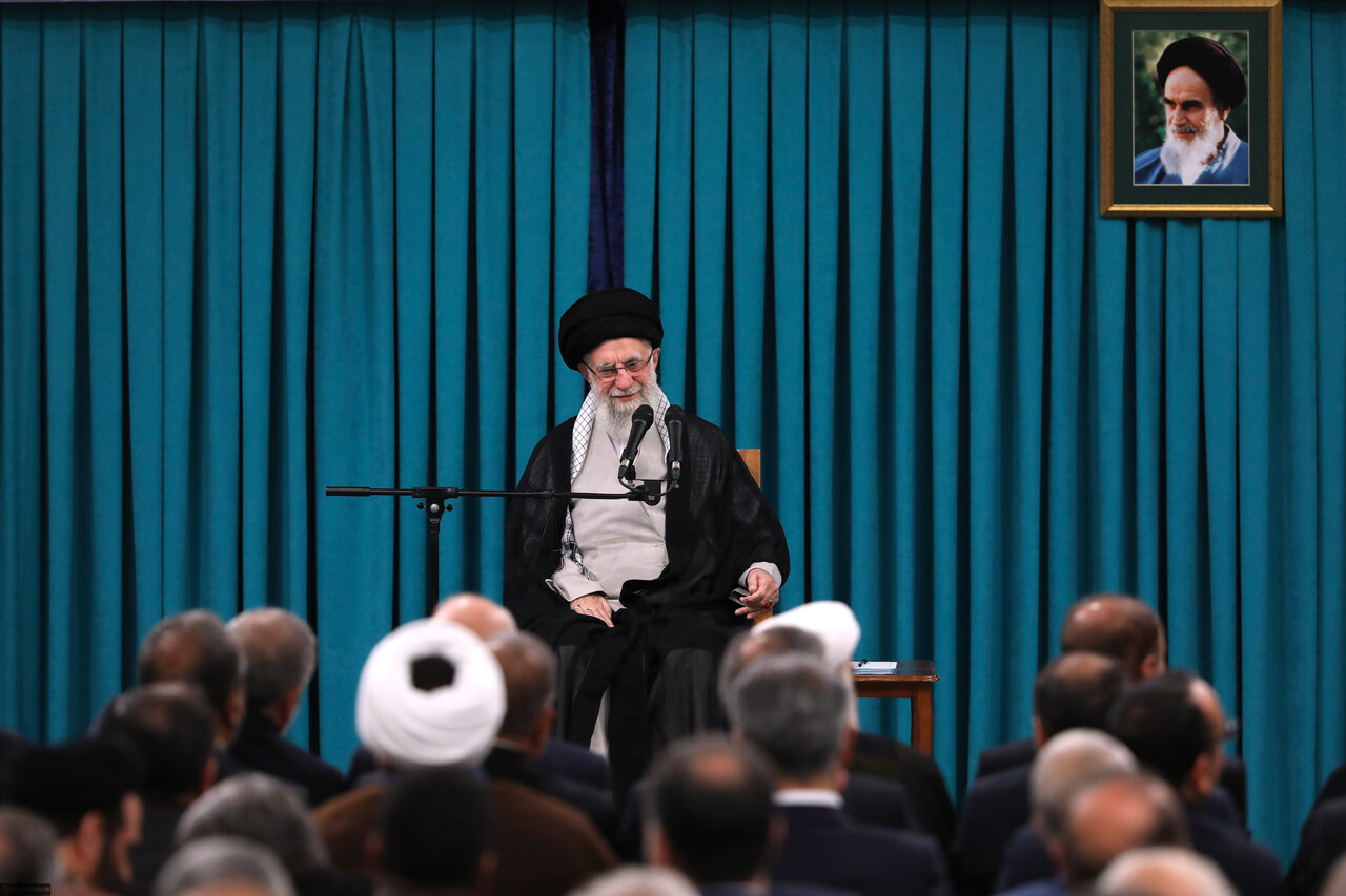 رهبر انقلاب خطاب به نمایندگان: مراقب باشید در فهم انقلابی‌گری دچار خطا نشوید | طرح اختلافات به شکل دعوا و یقه‌گیری زیان‌بارتر از هر زمانی است