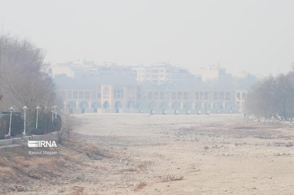وزش باد شدید و گرد و خاک در راه اصفهان