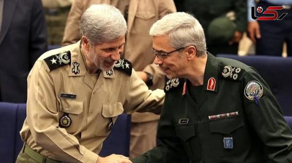  عکس / سفر به تاریخ؛ «امیر حاتمی، فرماندۀ ارتش» در حال نشانه‌گیری با مسلسل در کنار «سرلشکر باقری» 