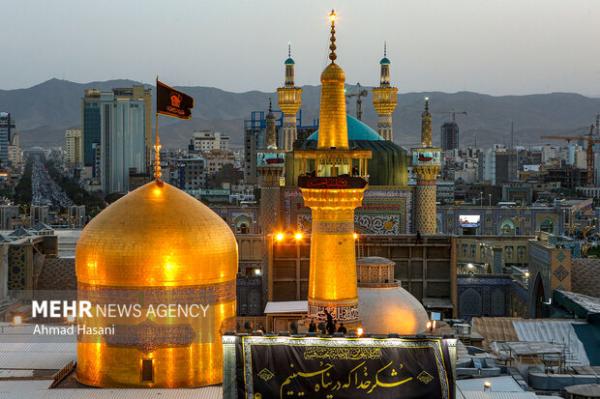 پرچم‌های سیاه عزا بر فراز گلدسته‌های حرم رضوی برافراشته می‌ شود