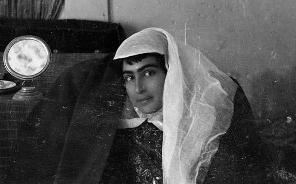  سفر به عصر قاجار؛ از «الاغ خستۀ مرغ‌فروش پیر» تا «بساط زنانه پای کرسی» 
