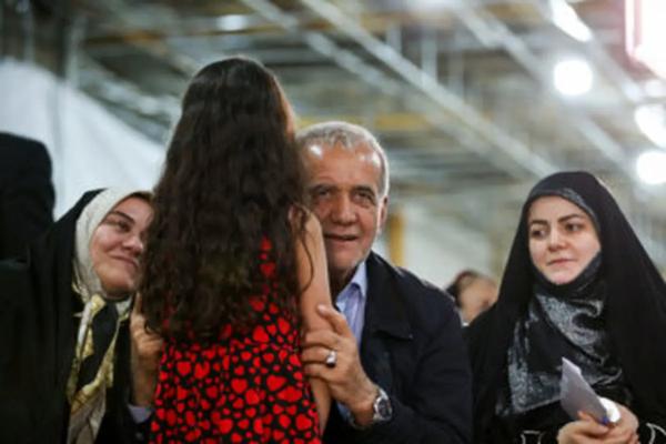 بها دادن و ارزش قائل شدن به دختران دهه هشتادی به سبک مسعود پزشکیان در مشهد + عکس