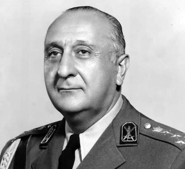  سفر در زمان؛ «رئیس سوم ساواک در حال سکه گرفتن از شاه»؛ دهه 40 