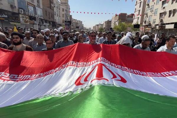آحاد مردم پای پرچم مقدس کشورمان ایستادهاند