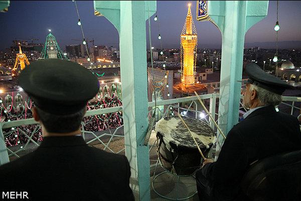 نقاره‌زنی در حرم ‌مطهر رضوی همزمان با مقابله پدافندی در آسمان مشهد