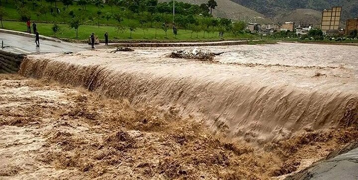 لحظه سقوط پیک موتوری مشهدی در سیل | واکنش مردم را ببینید