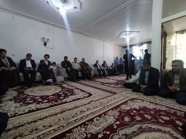  حضور استاندار لرستان و مسئولین استانی در جمع خانواده های شهدای خرم آباد 