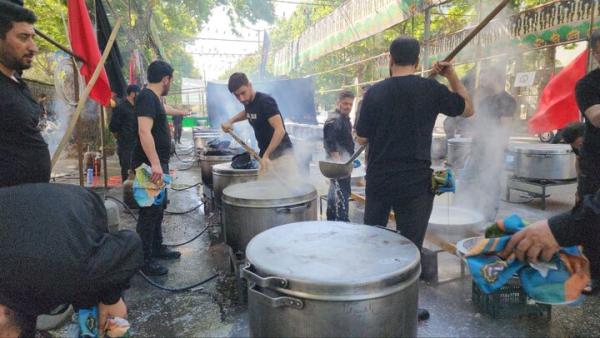 سنندج در سوگ حسین (ع)؛ ۷۲ دیگ نذری به یاد شهدای کربلا