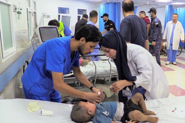 عمل جراحی خطرناک با نور تلفن‌های همراه در غزه + ویدئو
