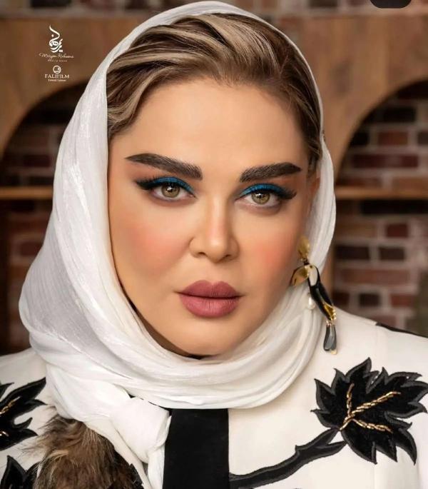 سلفی شبانه بهاره رهنما در کنار ساره بیات و منوچهر هادی بعد از کلی خستگی کار + عکس