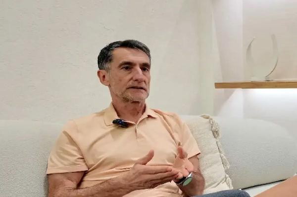   پین: بازیکنان استقلال یادگیری را بغل می‌کردند 