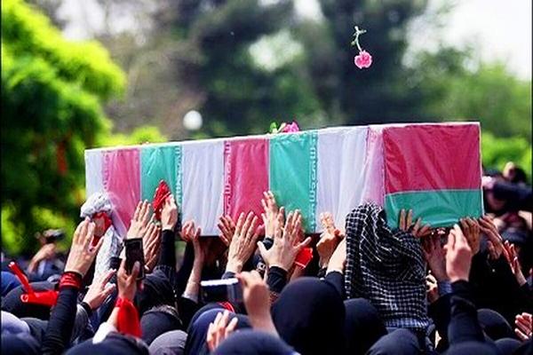  بغضى نهفته در ميان سينه ى ماست/ شايد گريز روضه‌اى ديرينه داريم 