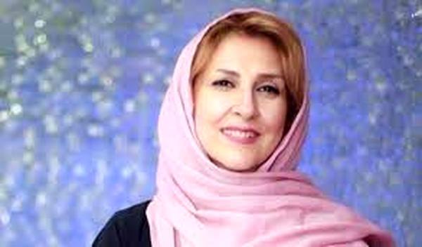  چهره غمگین مرجانه گلچین در کافه با اکسسوری‌های عجیب 