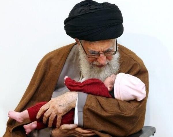 عکس دختر مجتبی خامنه‌ای با پوستر آیت الله خامنه ای در راهپیمایی!