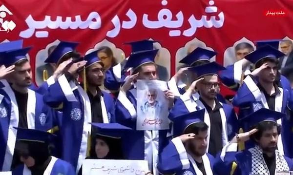 احترام نظامی دانشجویان شریف به پیکر شهدا