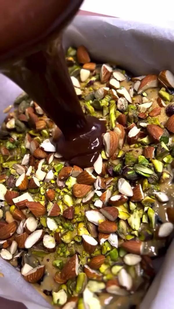  خرما بار با شکلات آب شده، ترکیبی مقوی و خوش‌طعم + فیلم 