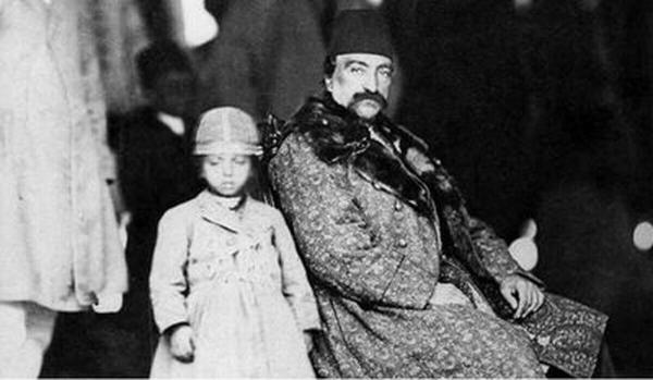 عکس کمتر دیده شده از جشن تولد نوه ناصرالدین شاه قاجار در اتاقی با چیدمان اصیل و سنتی ایرانی