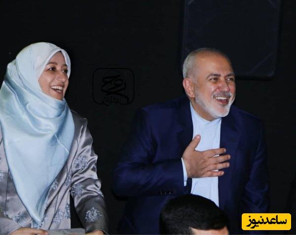 محمدجواد ظریف و همسرش به تماشای تئاتر الناز شاکردوست و ساعد سهیلی نشستند+ویدیو/ لبخند رضایت همسر وزیر امورخارجه سابق از حضور در نمایش اصیل ایرانی