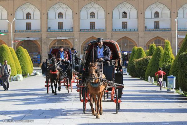 گردشگران خارجی در اصفهان بلاتکلیف نماندند؛ آغازانتقال از مرزهای زمینی